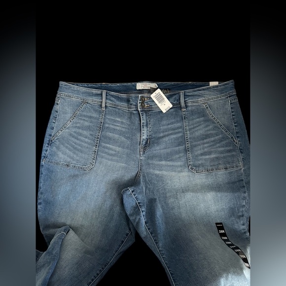 ⭐️NWT⭐️Torrid Flared Leg Blue Medium Wash Denim Jeans Womens Plus Size 28R - Picture 5 of 9